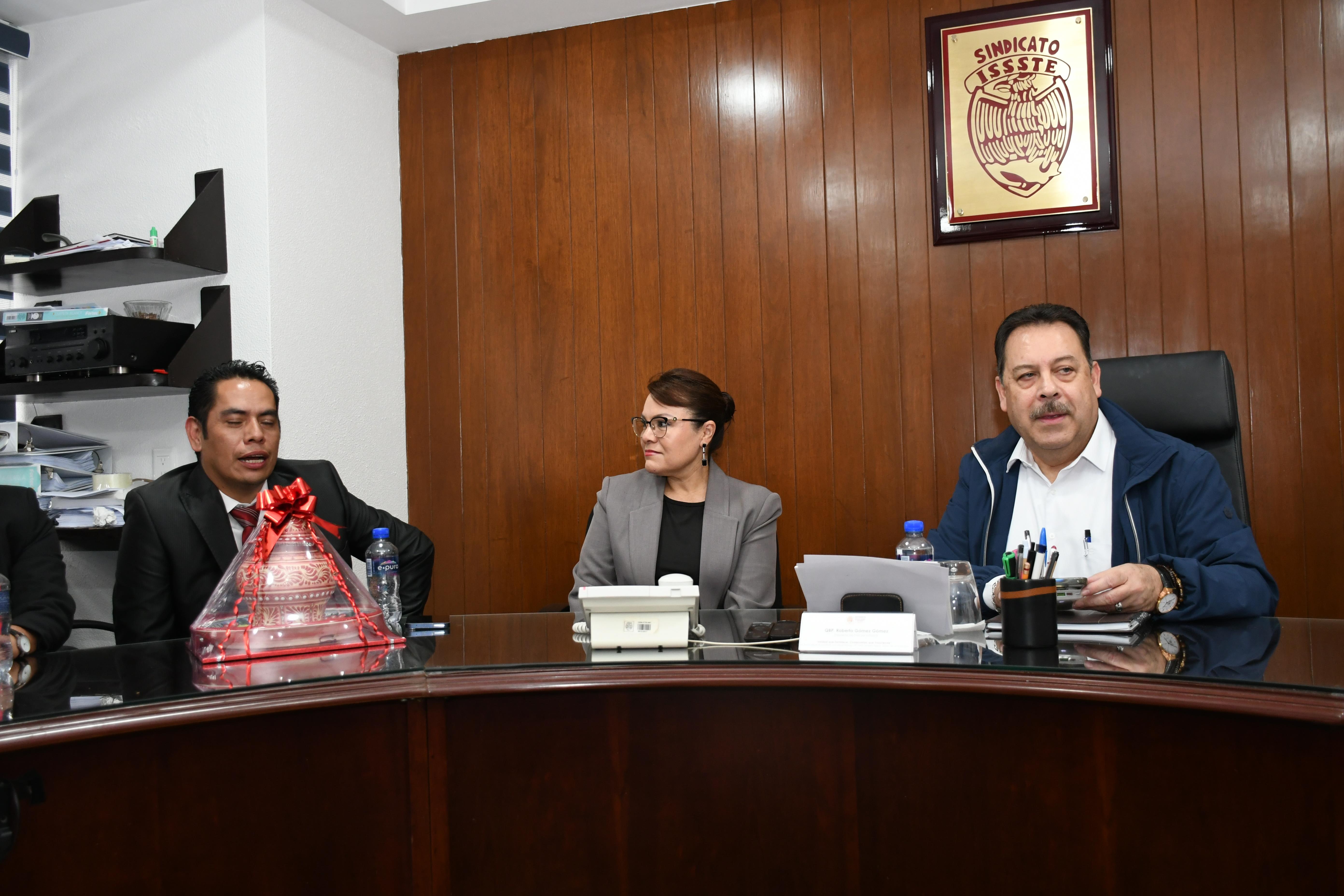 Visita compañeros de Puebla