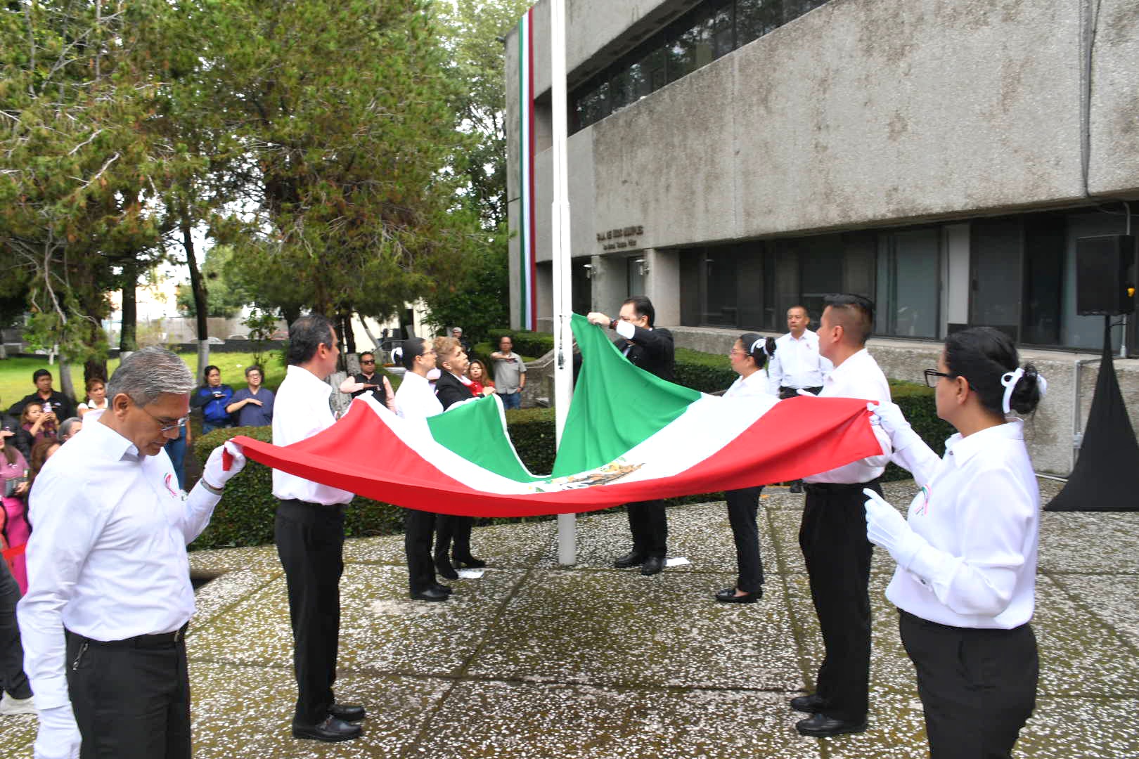 Ceremonia de Izamiento de Bandera