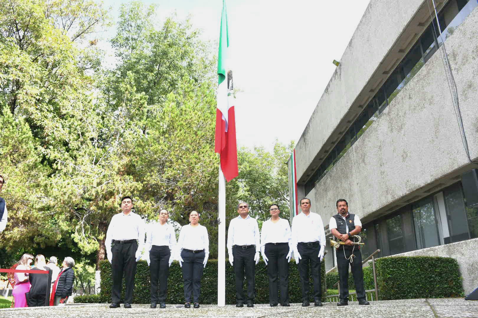 Ceremonia de Izamiento de Bandera